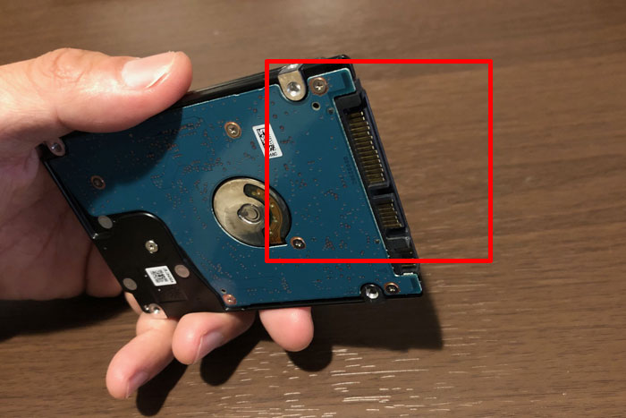 HDDのコネクタを確認　これをケースに挿します