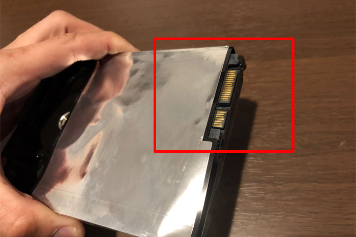HDDのコネクタ部分を確認
