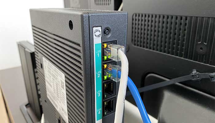 ONUやルーターのLANケーブルを抜き差しする