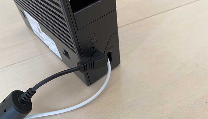 ONUの電源コードを挿す
