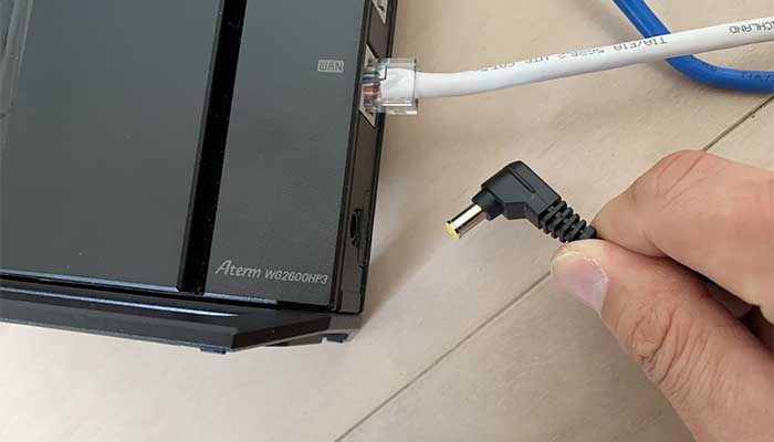 ルーターの電源コードを抜く
