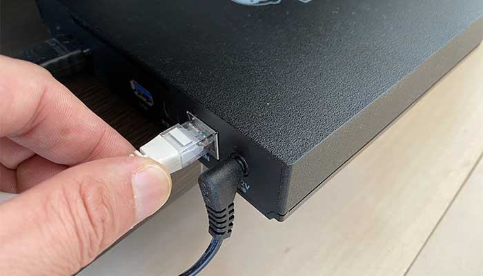 ひかりTVのチューナーのLANケーブルを抜き差しする