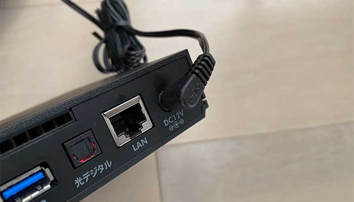 ひかりTVのチューナーの電源コードを挿す