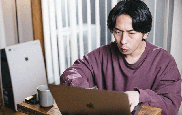 パソコンを叩いたり揺らしたりしてはいけない