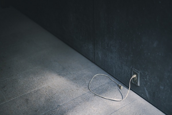 電源ケーブルやLANケーブルが断線していないか確認する